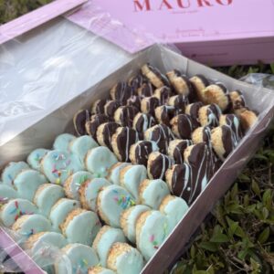 Minipalmeritas artesanales con chocolate decoradas en tonos azules para eventos y celebraciones