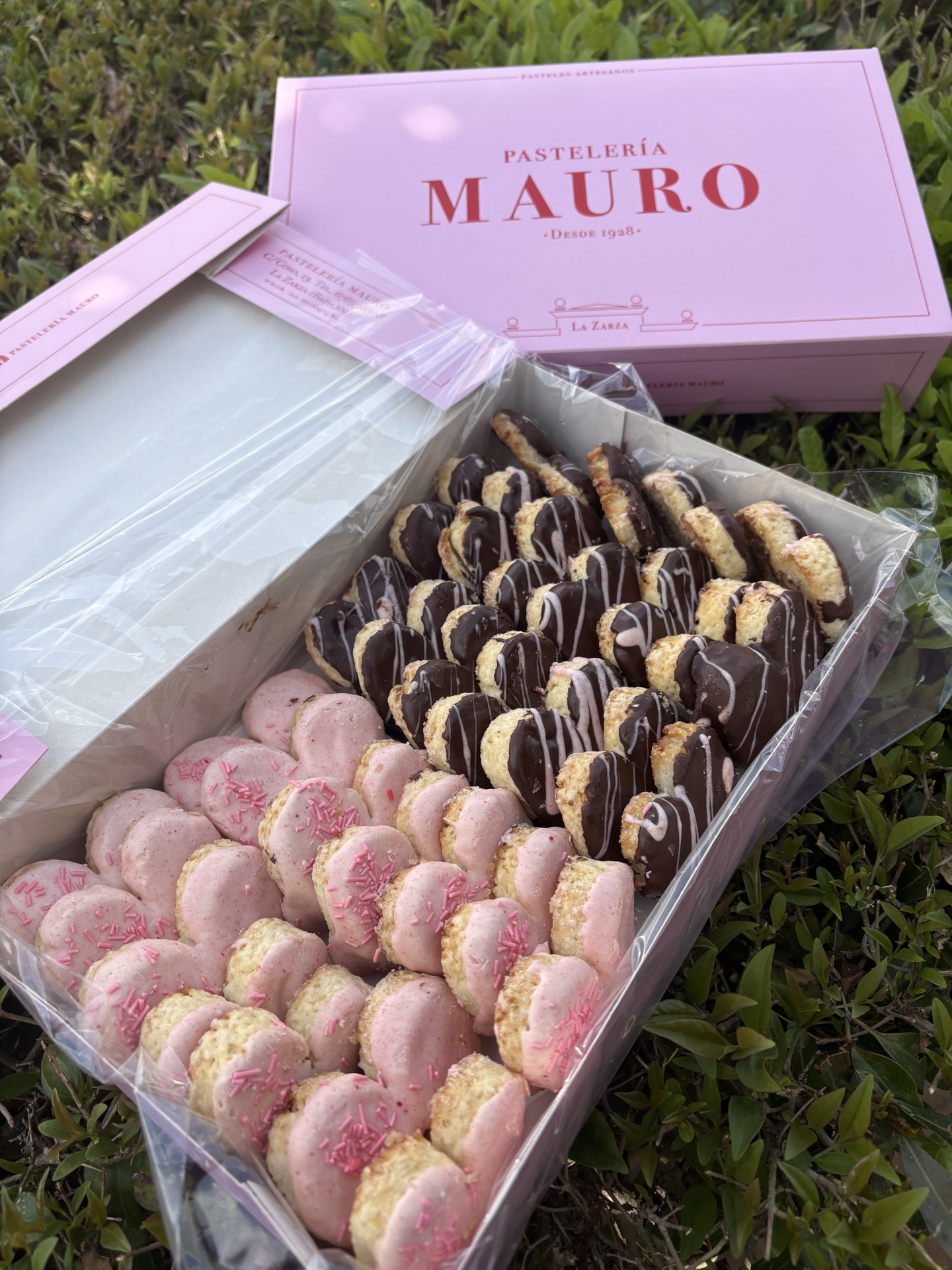 Minipalmeritas artesanales con chocolate decoradas en tonos rosas para eventos y celebraciones